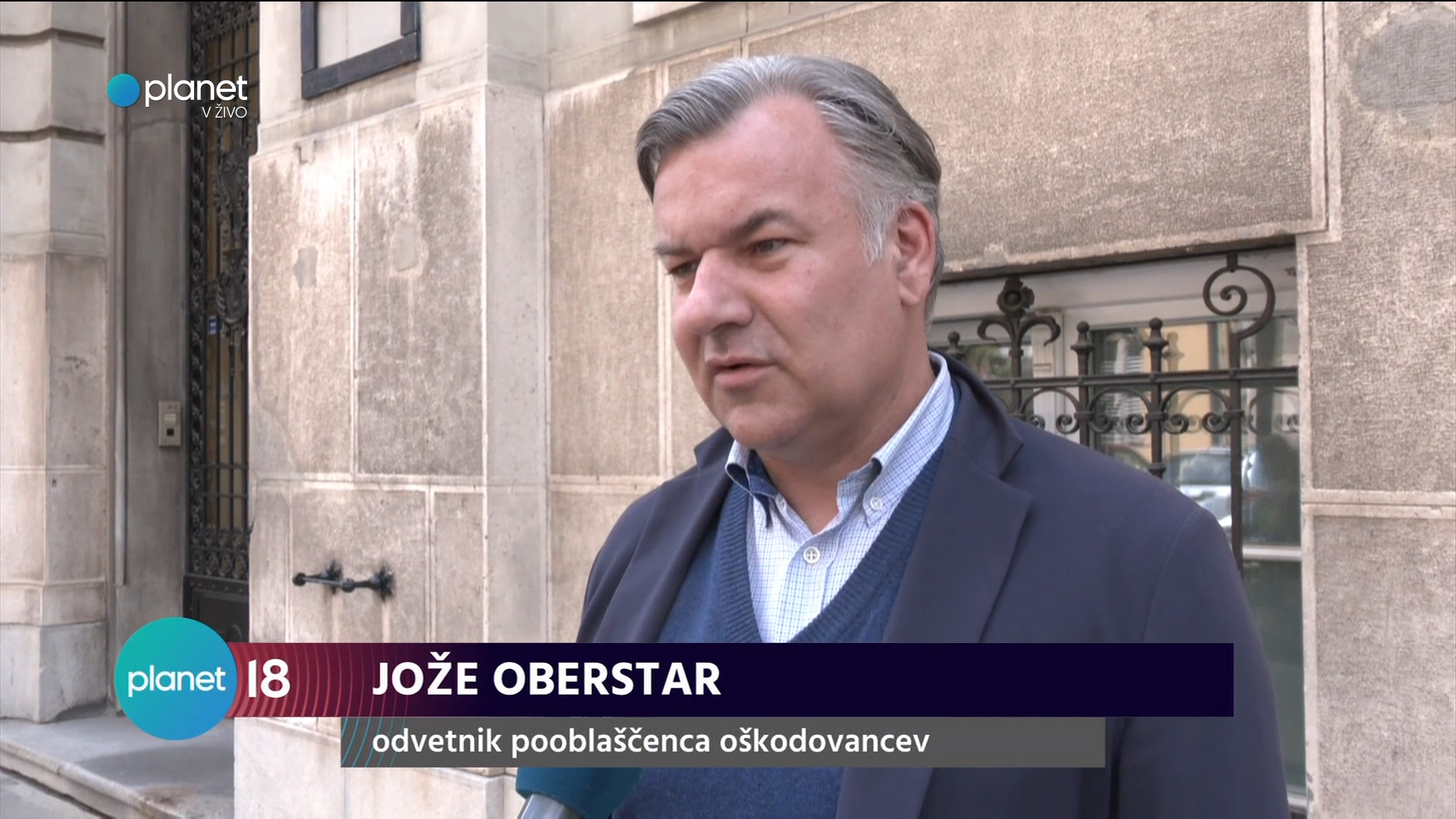 Odvetnik Jože Oberstar odgovarja na vprašanje novinarja